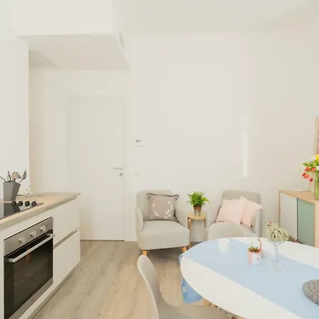 The Little By Rent Lägenhet Como