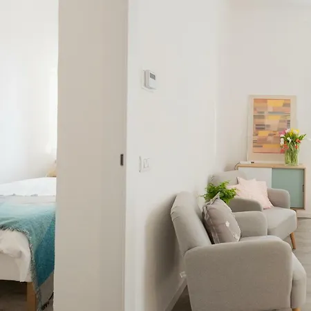 The Little By Rent * Como