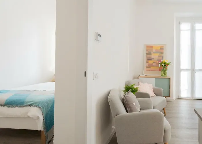 The Little By Rent * Como